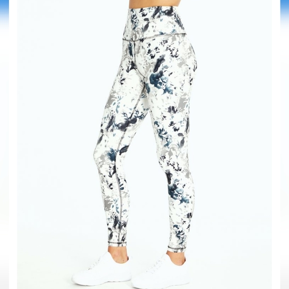 🌷BALANCE COLLECTION - 25' White Whispy Floral Compression 7/8 Legging - Size XL - Picture 1 of 5